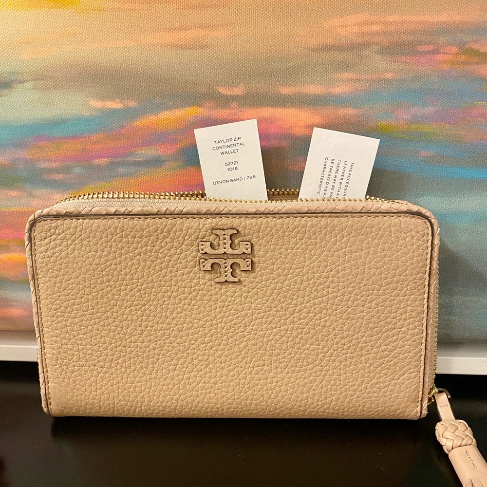 Brand New!Tory BurchTaylor Zip Wallet.Color: Sand